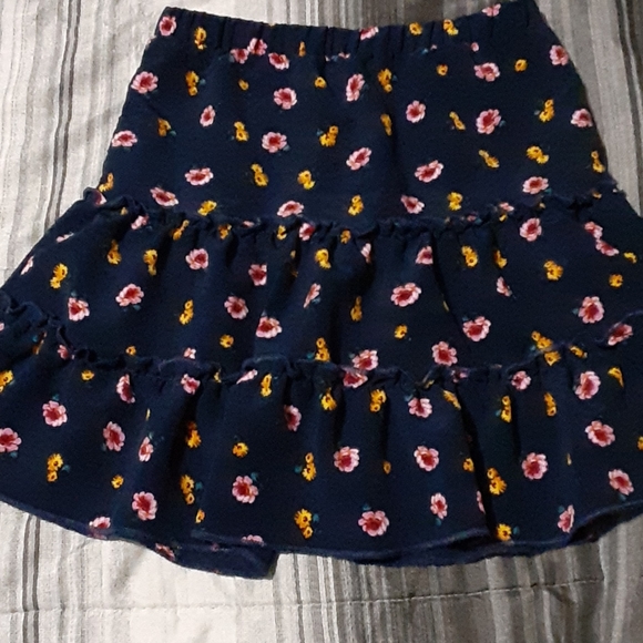 This is a cute mid thigh skirt. - Picture 2 of 3